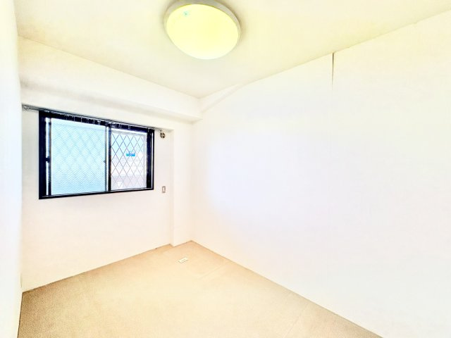 パストラルハイム幸壱番館　中央区幸１丁目の洋室|北東側の4.3帖の洋室。コンパクトな広さの為、書斎や収納スペースにも適しています。