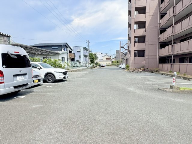 パストラルハイム幸壱番館　中央区幸１丁目の駐車場|敷地内の駐車スペース。