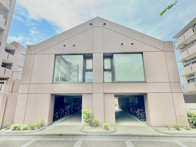 パストラルハイム幸壱番館　中央区幸１丁目の駐輪場|個別の建物で駐輪場と集会場が敷地内に完備されています。