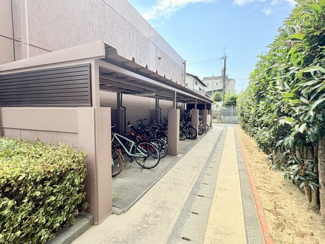 パストラルハイム幸壱番館　中央区幸１丁目の駐輪場|駐輪スペースが個別建物内、外部にも設置されています。