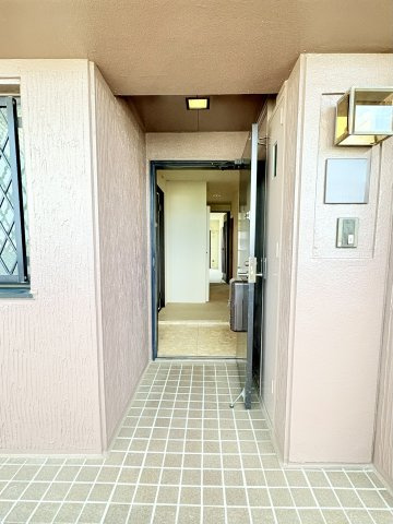 パストラルハイム幸壱番館　中央区幸１丁目の玄関|アルコープの玄関は扉開閉時のプライバシー保護、共用廊下を通る人との接触防止になります。