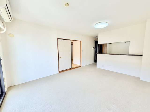 パストラルハイム幸壱番館　中央区幸１丁目の居間・リビング|リビングは14帖。マンションの4LDKでリビング14帖は広々と感じられる実内です。