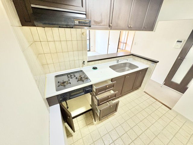 パストラルハイム幸壱番館　中央区幸１丁目のキッチン|対面式キッチンでリビングを見渡せます。