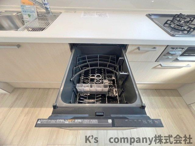 ◎藤沢市鵠沼海岸6丁目　新築戸建　１号棟のキッチン|食器洗い乾燥機付きで家事の時短に役立ちます◇