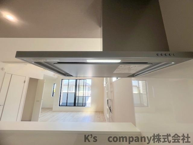 ◎藤沢市鵠沼海岸6丁目　新築戸建　１号棟のキッチン|お手入れのしやすいスリムタイプのレンジフード♪