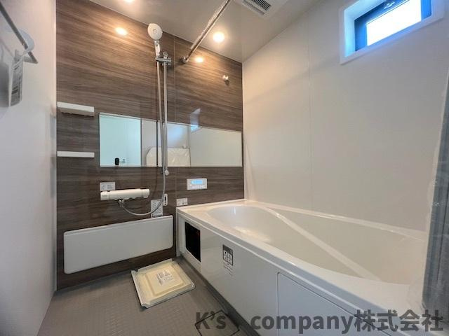 ◎藤沢市鵠沼海岸6丁目　新築戸建　１号棟の浴室|温かみのあるアクセントパネルがおしゃれな印象です◇