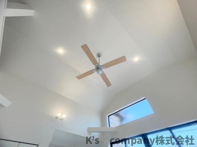 ◎藤沢市鵠沼海岸6丁目　新築戸建　１号棟の設備|勾配天井には空調を手助けしてくれるシーリングファンが備わっています◇