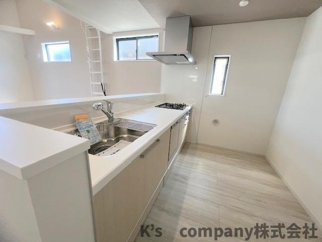 ◎藤沢市鵠沼海岸6丁目　新築戸建　１号棟のキッチン|床の色合いと統一感のある優しい色調のシステムキッチン♪