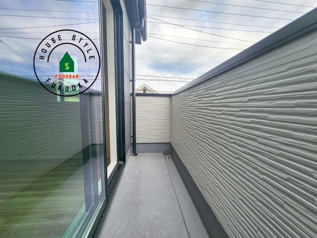 古賀市花見東3丁目第3-2棟（2号棟）　のバルコニー|風をしっかりと感じられるバルコニーでは、毎日が洗濯日和です。広々としているので洗濯も楽しくなるでしょうし、気分転換にバルコニーからの眺めを楽しむのもいいでしょう。