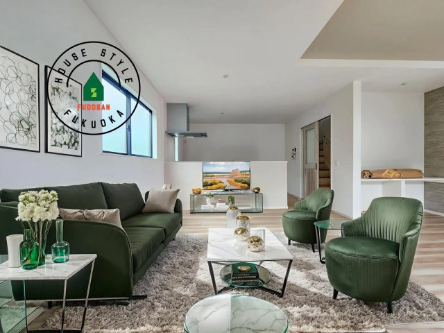 古賀市花見東3丁目第3-2棟（2号棟）　の居間・リビング|多くの時間を過すことになるリビングだからこそ、いつも穏やかな空間・解放感が味わえ毎日が充実します。※家具はCGを合成したものです。