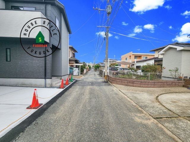 古賀市花見東3丁目第3-2棟（2号棟）　の前面道路含む現地写真|前面道路です。