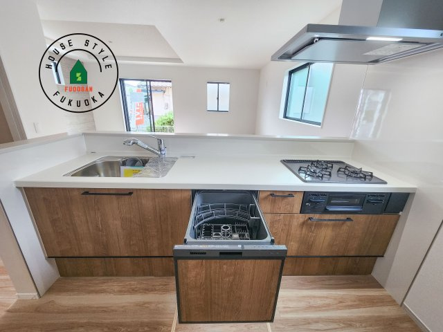 古賀市花見東3丁目第3-2棟（2号棟）　のキッチン|ご家族を近くに感じられる対面キッチンのLDK。会話もはずみそうですね。