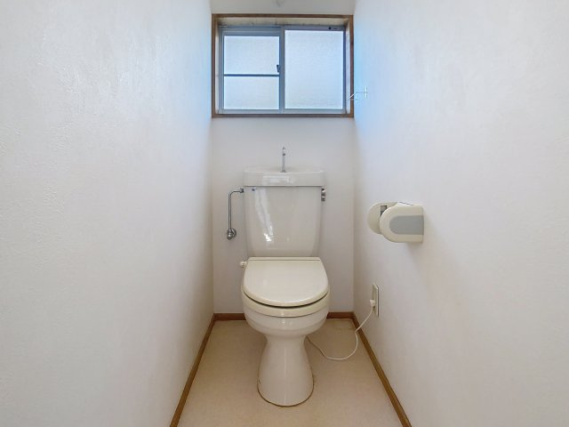 青田5丁目9ｰ23戸建て貸家のトイレ