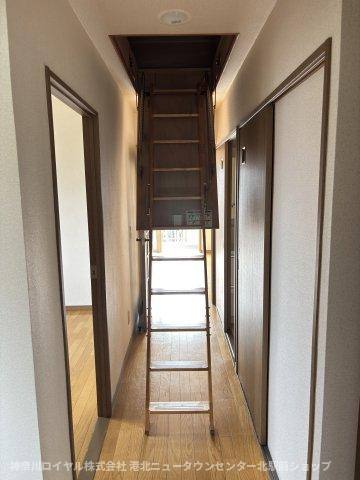 屋根裏収納