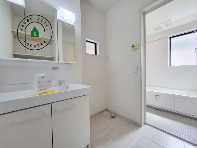 福岡市南区花畑3丁目第4-1棟（1号棟）　の脱衣所|ゆとりの洗面スペースで朝の身支度もスムーズに。暮らしを快適に変えるシャワー付洗面台です！