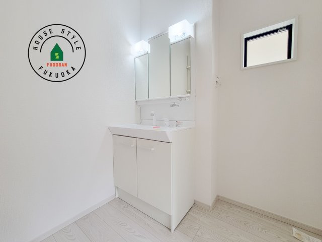 福岡市南区花畑3丁目第4-1棟（1号棟）　の独立洗面台|毎日使うものだから清潔な空間を保ちたい水回り。洗面にはそんな願いを解消させてくれる収納アイデアが満載です。三面鏡の裏側にはキャビネットが現れ小物から背の高い物まで収納できます。