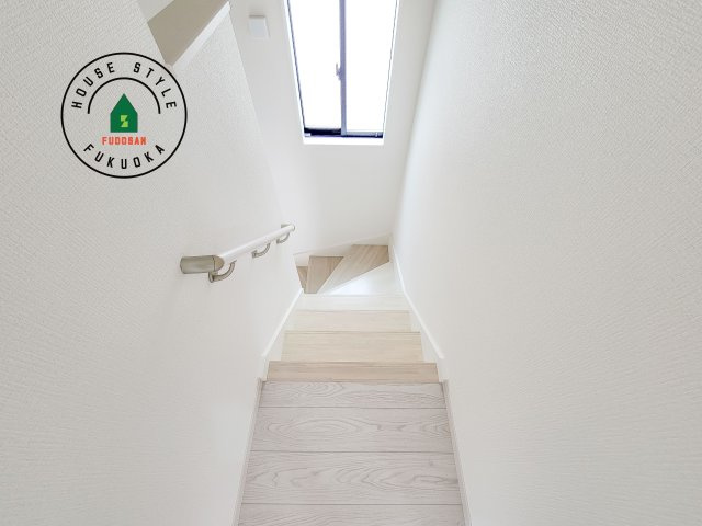 福岡市南区花畑3丁目第4-1棟（1号棟）　の内装|＜手すり付階段＞手すりがないと階段の昇り降りで危険なことはもちろん、壁に手をつきながら歩くことで壁紙が汚れやすくなります。すべての方に快適に昇り降りしていただくため、手すりを設置しました。