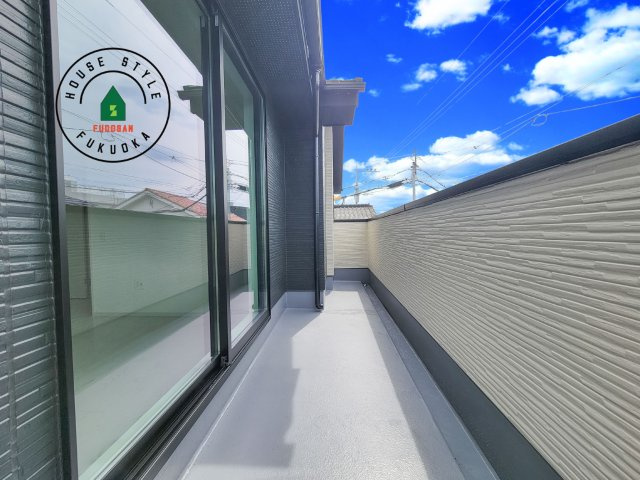 福岡市南区花畑3丁目第4-1棟（1号棟）　のバルコニー|風をしっかりと感じられるバルコニーでは、毎日が洗濯日和です。広々としているので洗濯も楽しくなるでしょうし、気分転換にバルコニーからの眺めを楽しむのもいいでしょう。