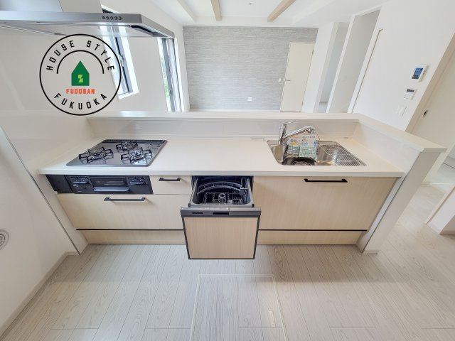 福岡市南区花畑3丁目第4-1棟（1号棟）　のキッチン|ご家族を近くに感じられる対面キッチンのLDK。会話もはずみそうですね。