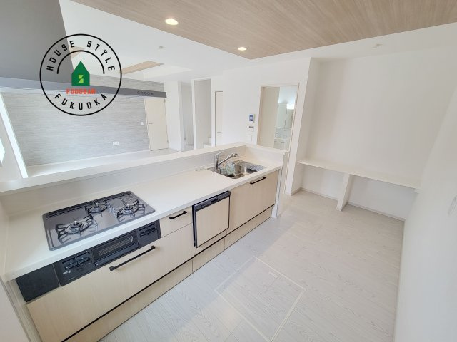 福岡市南区花畑3丁目第4-1棟（1号棟）　のキッチン|明るいキッチン作業スペースを多くとりました。ご夫婦でキッチンに立っても調理がしやすい広さです。食器類もすっきりと片付く収納は魅力的です。