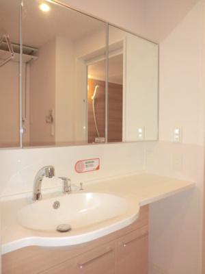 【洗面所】 | フロレゾン B棟 | 忙しい朝には欠かせない洗面所です