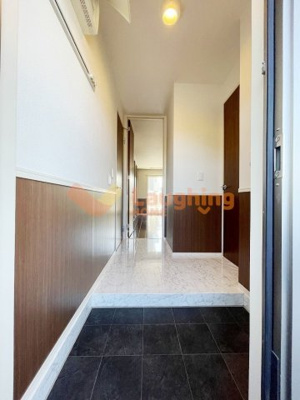 【玄関】 | フロレゾン B棟 | 収納もある玄関です