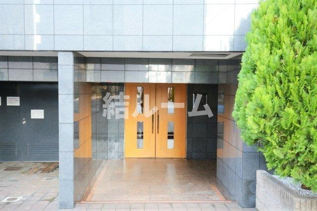 中野区中央３丁目の賃貸マンションのエントランス
