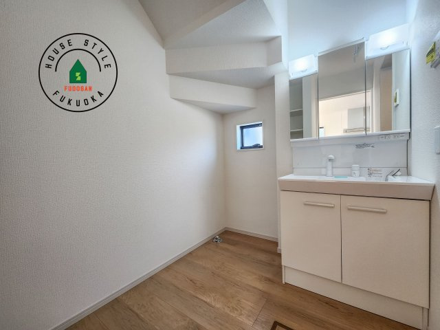 糸島市潤3丁目第3-5棟（3号棟）　の脱衣所|ゆとりの洗面スペースで朝の身支度もスムーズに。暮らしを快適に変えるシャワー付洗面台です！