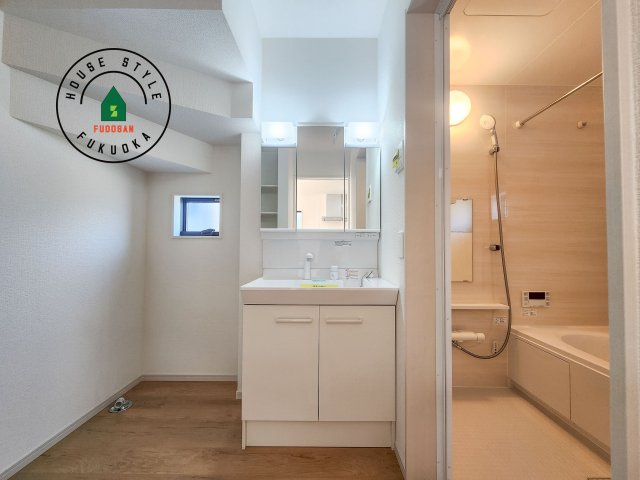 糸島市潤3丁目第3-5棟（3号棟）　の独立洗面台|毎日使うものだから清潔な空間を保ちたい水回り。洗面にはそんな願いを解消させてくれる収納アイデアが満載です。三面鏡の裏側にはキャビネットが現れ小物から背の高い物まで収納できます。