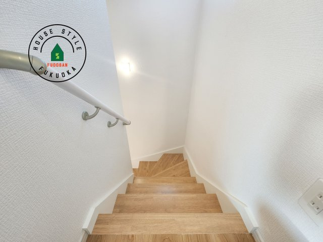 糸島市潤3丁目第3-5棟（3号棟）　の内装|＜手すり付階段＞手すりがないと階段の昇り降りで危険なことはもちろん、壁に手をつきながら歩くことで壁紙が汚れやすくなります。すべての方に快適に昇り降りしていただくため、手すりを設置しました。