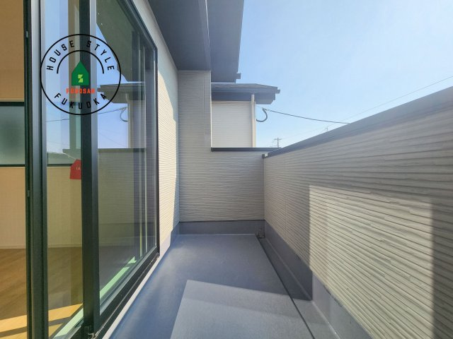 糸島市潤3丁目第3-5棟（3号棟）　のバルコニー|風をしっかりと感じられるバルコニーでは、毎日が洗濯日和です。広々としているので洗濯も楽しくなるでしょうし、気分転換にバルコニーからの眺めを楽しむのもいいでしょう。