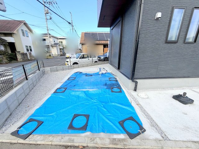 福生市熊川　新築戸建の駐車場