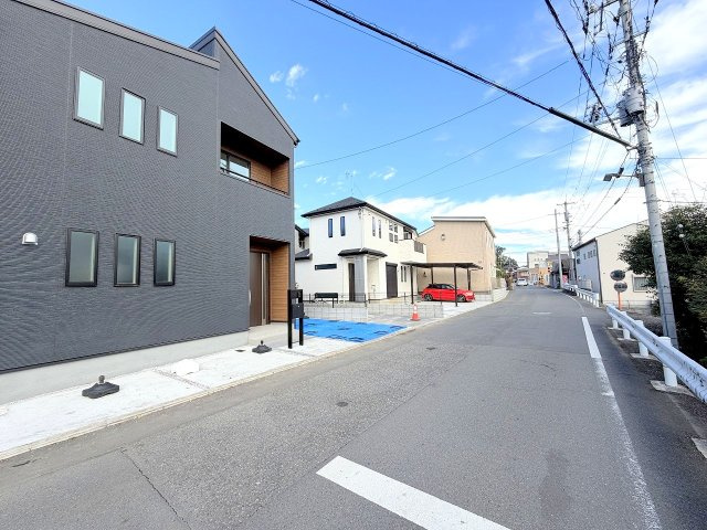 福生市熊川　新築戸建の前面道路含む現地写真