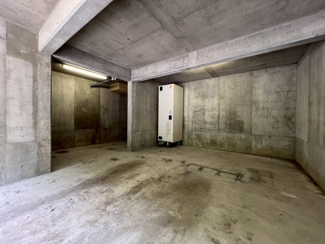 清田8条1丁目の駐車場|車庫内！