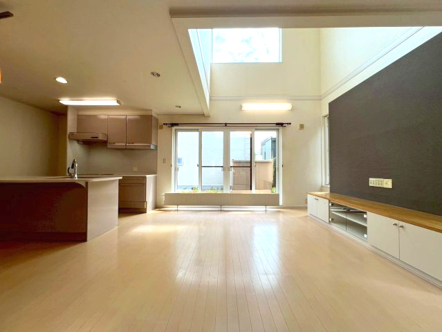 清田8条1丁目の居間・リビング|吹き抜けになっており開放感のあるリビング！