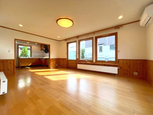 清田10条3丁目の居間・リビング|リビングエアコン付きで季節を問わず快適にお過ごし頂けます！