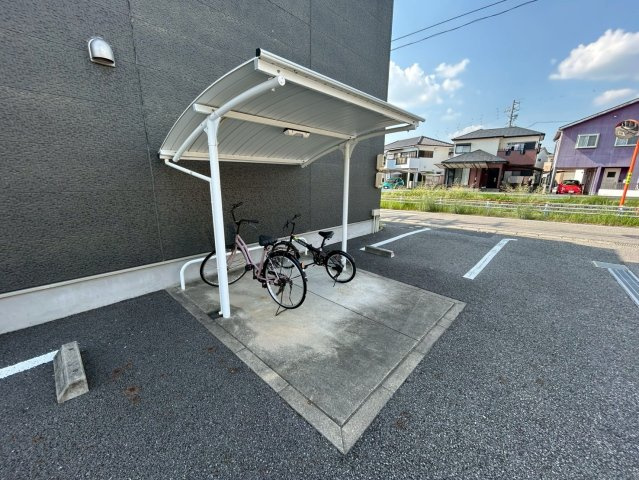 豊田市鴛鴨町中屋敷のアパートの駐車場