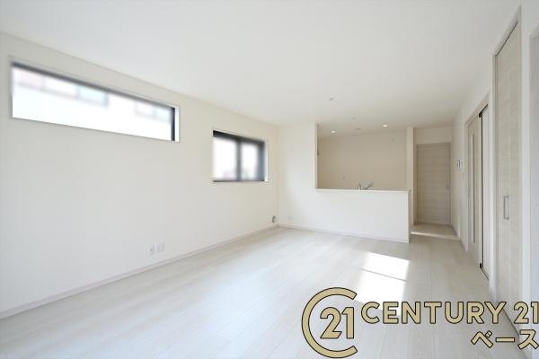 リーブルガーデン橋本 ／新築一戸建の居間・リビング|■現地撮影写真■窓ガラスは紫外線７６％カットで安心のLOW-Eペアガラスを採用！結露防止にも効果的です！