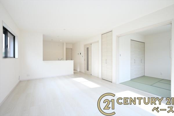 リーブルガーデン橋本 ／新築一戸建の居間・リビング|■現地撮影写真■ご家族でくつろいでいただける広々したＬＤＫ！