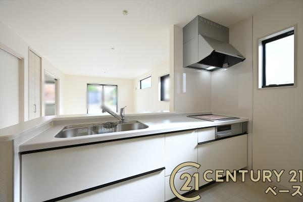 リーブルガーデン橋本 ／新築一戸建のキッチン|■現地撮影写真■広々キッチンで快適お料理！便利な収納スペースも完備！