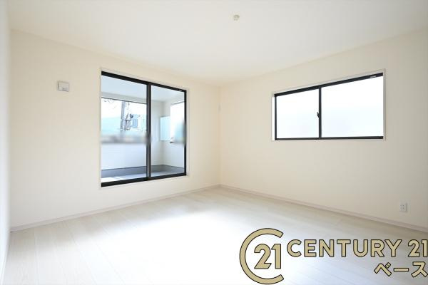 リーブルガーデン橋本 ／新築一戸建の洋室|■現地撮影写真■バルコニーに面した開放感のあるお部屋です！