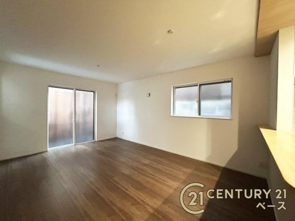 ファーストタウン壱分町 １号棟 ／新築一戸建の居間・リビング|■窓ガラスは紫外線７６％カットで安心のLOW-Eペアガラスを採用！結露防止にも効果的です！■