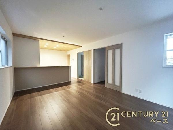 ファーストタウン壱分町 １号棟 ／新築一戸建の居間・リビング|■現地撮影写真■ご家族でくつろいでいただける広々したＬＤＫ！