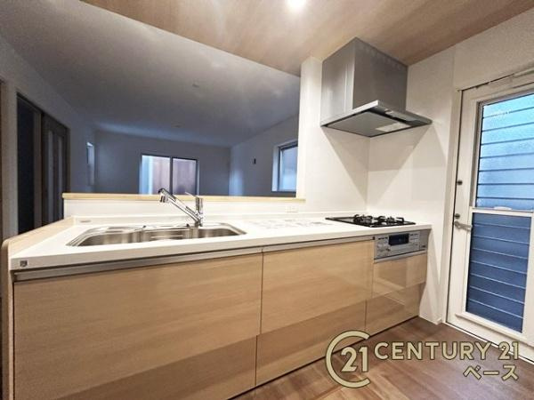 ファーストタウン壱分町 １号棟 ／新築一戸建のキッチン|■静音シンク、人工大理石天板のシステムキッチンは浄水機能付です！■