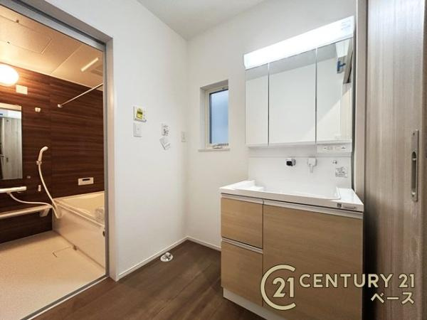 ファーストタウン壱分町 １号棟 ／新築一戸建の独立洗面台|■現地撮影写真■三面鏡タイプのミラーキャビネット！収納スペースも豊富です！