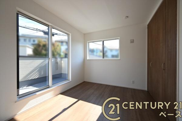 ファーストタウン南田原町 ／新築一戸建の洋室|■現地撮影写真■バルコニーに面した開放感のあるお部屋です！