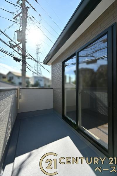 ファーストタウン南田原町 ／新築一戸建のバルコニー|■現地撮影写真■日当たりのよい広々としたバルコニー！洗濯物もよく乾きます！