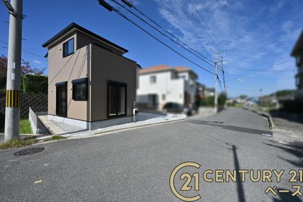 ファーストタウン南田原町 ／新築一戸建の前面道路含む現地写真|■現地撮影写真■スーパーなどの商業施設が徒歩圏内に近接し、生活環境の整った立地です！