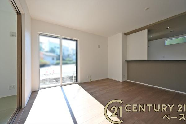 ファーストタウン南田原町 ／新築一戸建の居間・リビング|■現地撮影写真■家計と環境に優しい！断熱性・保温性に優れたペアガラスを使用しています！