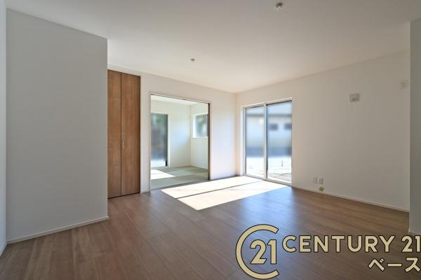 ファーストタウン南田原町 ／新築一戸建の居間・リビング|■現地撮影写真■ご家族でくつろいでいただける広々したＬＤＫ！